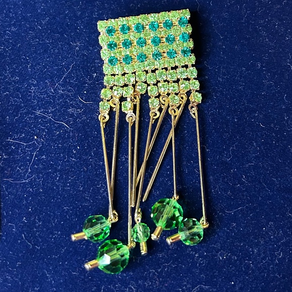 Vintage Gold tone & Green Rhinestone Jewelry Set-Brooch, Necklace & Earrings - Picture 11 of 12